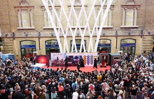 Hundreds of fans flock to Wizarding World’s much-loved Back to Hogwarts celebrations at London’s King’s Cross Station, for an event hosted by Harry Potter fans, Sam Thompson and Vick Hope. Gryffindors, Slytherins, Ravenclaws and Hufflepuffs of all ages descended on the station’s concourse to see the train to Hogsmeade light up the departure board, watching performances from the cast of Harry Potter and the Cursed Child, Warner Bros. Studio Tour London’s Death Eaters, and Wizarding World wand choreographer Paul Harris. (PRNewsfoto/Wizarding World)