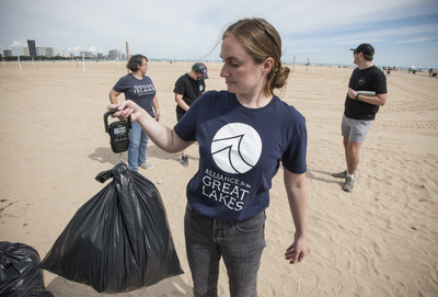 En conjunto con International Coastal Cleanup, Meijer patrocinará dos eventos de limpieza "Adopt-a-Beach" el 17 de septiembre e incentiva la participación pública para ayudar a limpiar las playas locales y mantener el plástico fuera de los Grandes Lagos. (PRNewsfoto/Meijer)