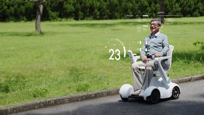 Un résident d'un établissement de soins de santé pour aînés bénéficie du service de mobilité « sans obstacle » dans un parc, assuré par le robot intelligent pour fauteuil roulant d'UBTECH-PathFynder. (PRNewsfoto/UBTECH)