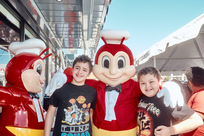 Worth the wait: Two hungry Philadelphians pose with the iconic Jollibee mascot during Jollibee’s Sept. 2 grand opening. They were ready to get their hands on Jollibee’s mouth-watering menu items. (Photo credit: Jollibee)