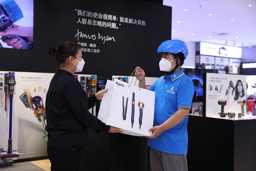 A Dada rider taking an order away from a store.