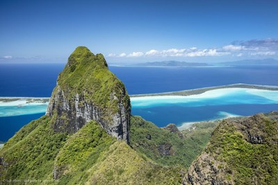 Velvet Green Mountain & Turquoise Lagoon de Bora Bora