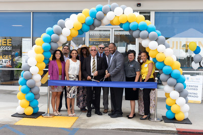 Los planes de salud L.A Care y Blue Shield Promise junto con líderes locales celebran la gran inauguración de su nuevo Centro de Recursos Comunitarios en Inglewood. (PRNewsfoto/Blue Shield of California Promise Health Plan)