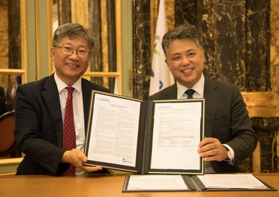 AUTOCRYPT’s Chairman Seokwoo Lee (right) signs MOU with ITF Secretary General (left)