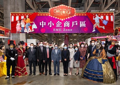 Guests of honour receive a guided tour of the Sands Shopping Carnival Saturday at The Venetian Macao’s Cotai Expo, after officiating the opening ceremony.