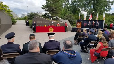 Several hundred firefighters, officials and dignitaries from across Canada and USA as well came to pay tribute to fallen firefighters at the National Firefighters Memorial in Ottawa. (CNW Group/Association des pompiers de Montréal)