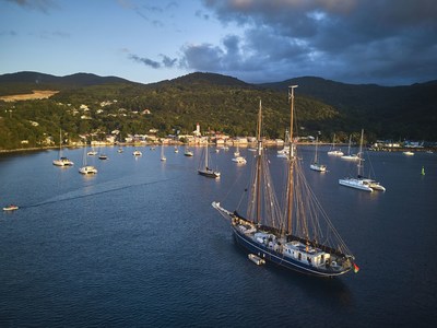 Sailing into the Guadeloupe Islands © B. Dequenne