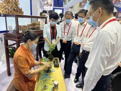 Photo shows an incense performance at the 22th China International Fair for Investment and Trade in Xiamen, east China's Fujian Province. [Photo provided to Xinhua Silk Road] (PRNewsfoto/Xinhua Silk Road)