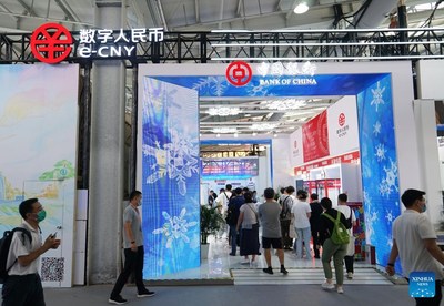 Os visitantes formam fila para conhecer o pagamento e-CNY (yuan digital) em uma exposição de serviços financeiros durante a Feira Internacional de Comércio de Serviços (CIFTIS) da China de 2022, no Shougang Park em Beijing, capital da China, em 4 de setembro de 2022. (Xinhua/Jin Haoyuan) (PRNewsfoto/Xinhua Silk Road)