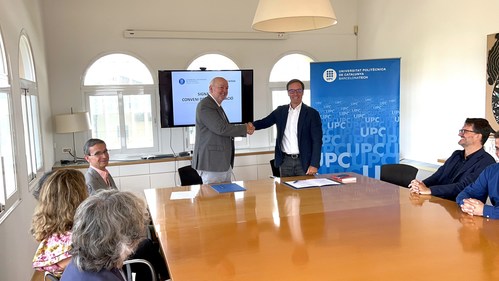 UPC 学部長の Daniel Crespo 博士は、コラボレーション契約の署名後、UPC 施設で Fractus の社長兼 CEO である Ruben Bonet 氏と握手を交わしています。