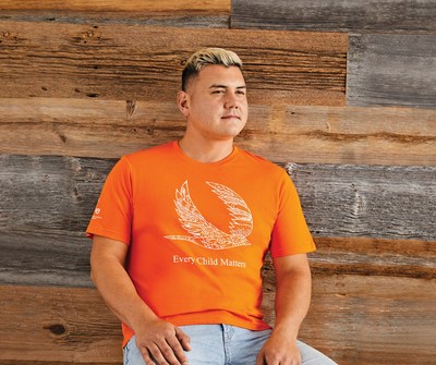 Giant Tiger and Indspire partner to create an orange shirt to support National Day for Truth and Reconciliation. Designed by two-spirit Ojibway artist Patrick Hunter (pictured), the custom shirt is available now at Giant Tiger stores and online at GiantTiger.com, with 100% of proceeds from the sale of the shirts donated to Indspire. (CNW Group/Giant Tiger Stores Limited)