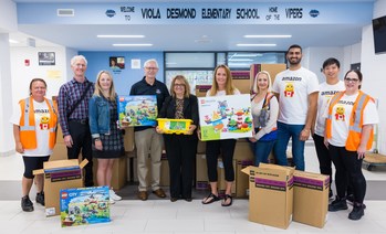 Viola Desmond Elementary School staff receive STEM donations from Amazon associates in Hamilton, Ontario. (CNW Group/Amazon Canada)
