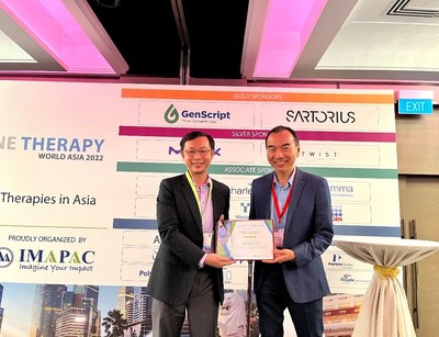 Dr. Leo Li, Marketing Director of GenScript Asia Pacific division receiving the Best Cell & Gene Therapy Supplier Award on the ACGTEA awards ceremony. (PRNewsfoto/GenScript ProBio,Genscript)