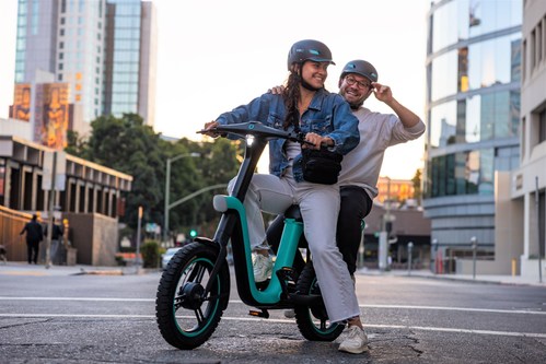 Veo revealed the micromobility industry’s first dual-passenger vehicle, the Apollo Class II e-bike, that can safely accommodate two riders or additional cargo storage.