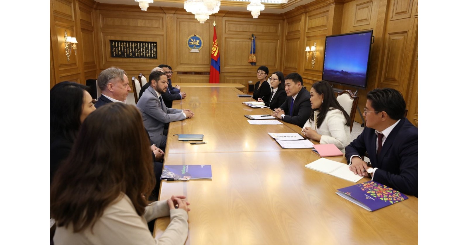 Primeiro ministro se re&uacute;ne com grandes est&uacute;dios de cinema para discutir o desenvolvimento da ind&uacute;stria cinematogr&aacute;fica da Mong&oacute;lia