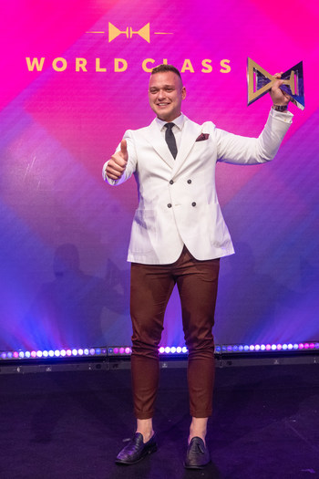 Adrián Michalčík, représentant la Norvège, reçoit le titre de meilleur barman du monde lors du concours Diageo World Class Global Bartender of the Year 2022 à Sydney, Australie