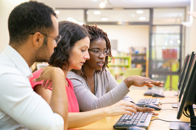instructor explaining corporate software specific to trainees in computer class. Courtesy: Mangostar/Adobe Stock