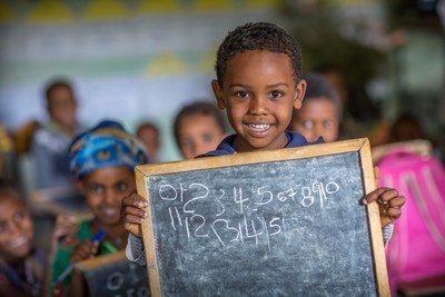 O caso da "ECW" para investimento é o nosso caso para a humanidade. É o nosso apelo coletivo para atingir os objetivos de desenvolvimento sustentável e os direitos humanos universais." – Yasmine Sherif, diretora da Education Cannot Wait.