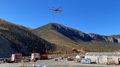 The fly in of equipment to the Prairie Creek site (CNW Group/NorZinc Ltd.)