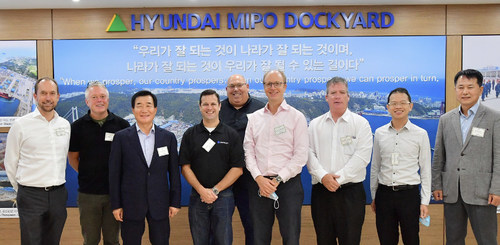 Representantes da Crowley, Eastern Pacific Shipping e Hyundai Mipo Dockyard na assinatura do contrato de afretamento. (PRNewsfoto/Crowley)