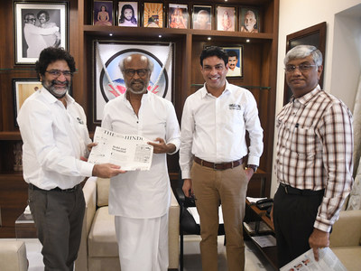 Hindu Editörü Bay Suresh Nambath (solda), Hindu Grubu'nun CEO'su Bay LVNavaneeth (sağdan ikinci) ve iş dünyasının editörü Bay Raghuvir Srinivasan (aşırı sağda), yeniden tasarlanan Hindu'nun açılış kopyasını Hintli Süperstar Aktör Rajnikanth'a teslim ediyor.