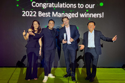 De gauche à droite, Sabrina Chong, Alwyn Chong, Dr Wolfgang Baier et Patrick Chong célèbrent la deuxième victoire de LUXASIA au prix Deloitte des sociétés les mieux gérées à Singapour