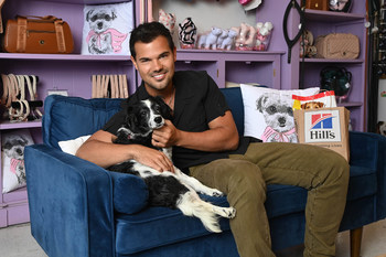 Actor and longtime pet owner and lover Taylor Lautner partnered with Hill's Pet Nutrition throughout the month to share his own adoption experience, visiting Vanderpump Dogs in Los Angeles to encourage future owners. of animals to find their new best friend.