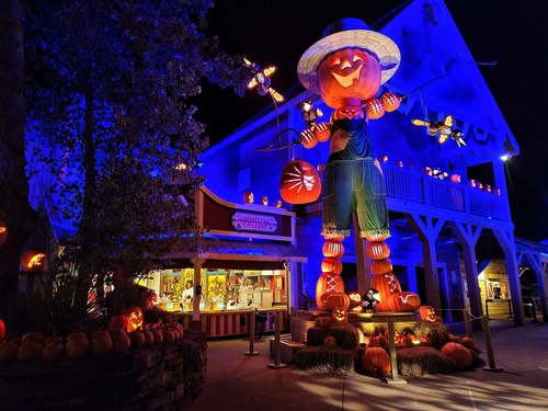 Silver Dollar City's Harvest Festival featuring Crafts & Pumpkins In The City kicks-off the fall season. During the day, find dozens of crafters from around the nation demonstrating their talents and skills. By night, watch as The City is set aglow with more than 15,000 pumpkins throughout the park. Enjoy coaster thrills at night, along with the new lighted pathway, Foggy Hollow. Harvest Festival featuring Crafts & Pumpkins In The City begins September 21 - October 29th, 2022.