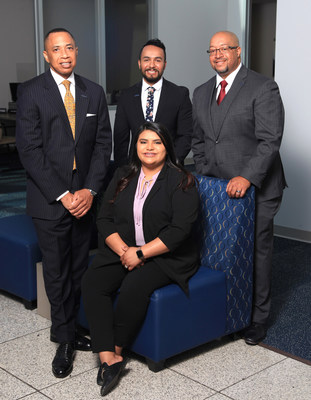 Comerica Bank telah menunjuk Trent Sampson (kiri), Jerry Collazo (belakang tengah) dan Adriana Najera (tengah) ke dalam tim South Dallas Business Banking yang baru dibentuk yang dipimpin oleh Manajer Grup Derric Hicks (kanan).