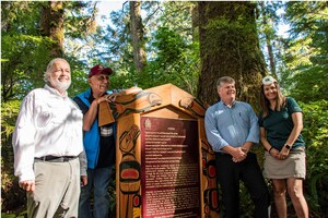 Parcs Canada et les Premières Nations Huu-ay-aht dévoilent officiellement la plaque qui désigne le lieu historique national du Canada Village-et-Forteresse-de-Kiixòin