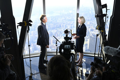 La première ministre du Royaume-Uni, Liz Truss, est interviewée à l’Observatoire du 102e étage de l’Empire State Building. (PRNewsfoto/Empire State Realty Trust, Inc.)