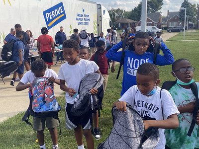 Students at the SAY Detroit Play Center at Lipke Park<br />
check out their new backpacks filled with school<br />
supplies donated by Perdue Farms.