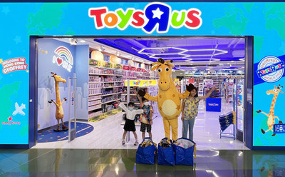 The winning family of the photo contest and the local child ambassador with Geoffrey in front of the Toys"R"Us MegaBox storein Hong Kong.