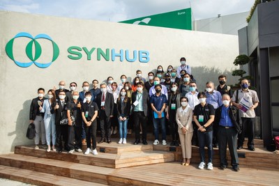 Group photo of Taiwan and Thailand manufacturers on Solution Day in SynHub Digi-Tech Community, Thailand