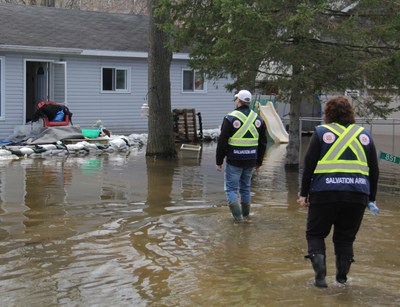Les quipes des services d'urgence en cas de catastrophe de l'Arme du Salut viennent en aide aux victimes des inondations (Groupe CNW/L'Arme du Salut)