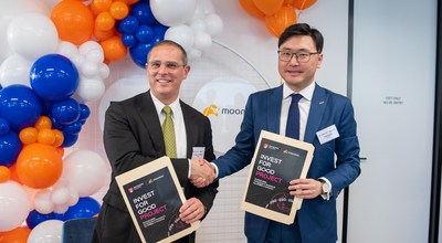 Professor Vito Mollica, Head of Department of Applied Finance at Macquarie University, and Steve Zeng, Head of Global Strategy and CEO of Australia at Futu Holdings, attend the signing ceremony for the Macquarie University - moomoo partnership.
