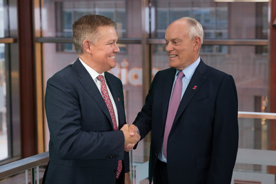 Scott Thomson (G) et Brian J. Porter (D) (Groupe CNW/Scotiabank)