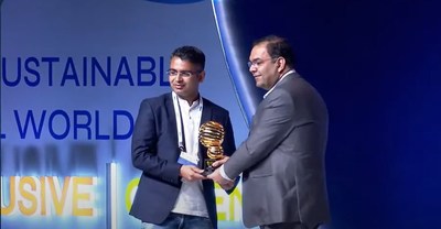 Akash Pandey, AVP, Enterprise at Yabx receiving the Global Fintech Award