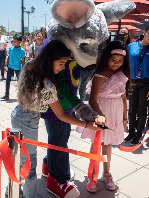 Corte de fita da primeira unidade da Chuck E. Cheese no Suriname. (PRNewsfoto/CEC Entertainment, LLC)