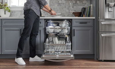 With a dynamic combination of LG’s QuadWash™ Pro and Dynamic Heat Dry™ technologies, the new top-control dishwasher delivers a rapid and sparkling clean in just one hour. (PRNewsfoto/LG Electronics USA)