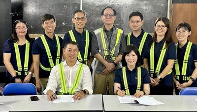 Signing of agreement by CEO Soilbuild, Roy Teo (L); COO Biosyngen, Michelle Chen (R). (PRNewsfoto/Biosyngen)