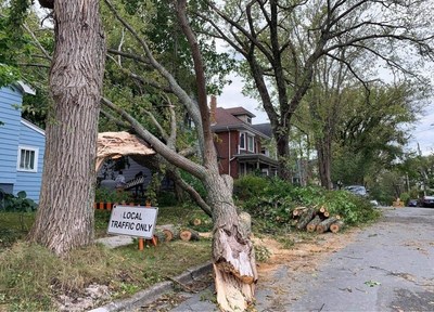 Des arbres et une maison briss laisss par l'ouragan. (Groupe CNW/Le Syndicat Unifor)