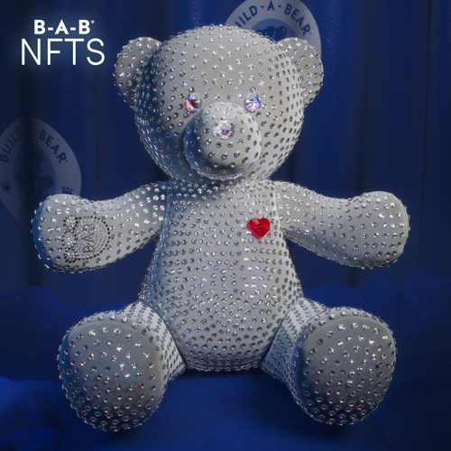 Build-A-Bear a lancé le premier ours en édition limitée NFT parsemé de cristaux Swarovski et d'un cœur en cristal rouge.