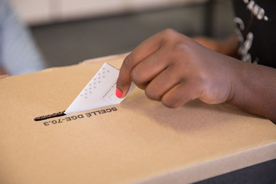 Une lectrice dpose son bulletin de vote dans une urne. (Groupe CNW/lections Qubec)
