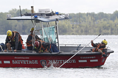 Les pompiers du groupe de sauvetage nautique du SIM au coeur de l'action (Groupe CNW/Association des pompiers de Montréal)