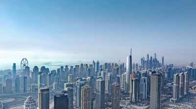 Resimde: Dubai'deki DMCC Almas Tower ve JLT topluluğuna doğru bir görünüm.  DMCC, Financial Times tarafından art arda sekizinci kez Yılın Küresel Serbest Bölgesi seçildi.