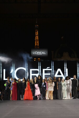 "LE DÉFILÉ L'ORÉAL PARIS" INSPIROU TODAS AS MULHERES A "WALK THEIR WORTH" NA ÉCOLE MILITAIRE