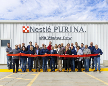Purina se reunió con la comunidad el 5 de octubre para celebrar la finalización de una gran expansión en la planta de Clinton.