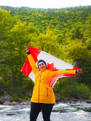 Israa Hilles on the day of Hilles.ca launch in front of the iconic Parc national de la Jacques-Cartier in Quebec. Photo Taken by Kabil Krishna @ Parc national de la Jacques-Cartier - Canada Quebec 2022 (CNW Group/Escritoire Inc.)