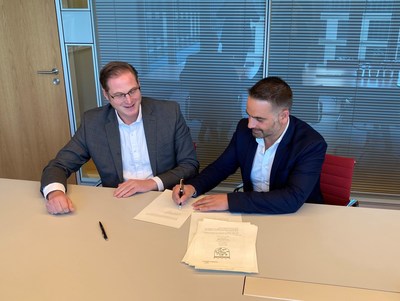 Matthijs Beijk (LyondellBasell) et Kai Hoyer (23 Oaks Investment) signent l'accord pour former Source One Plastics.